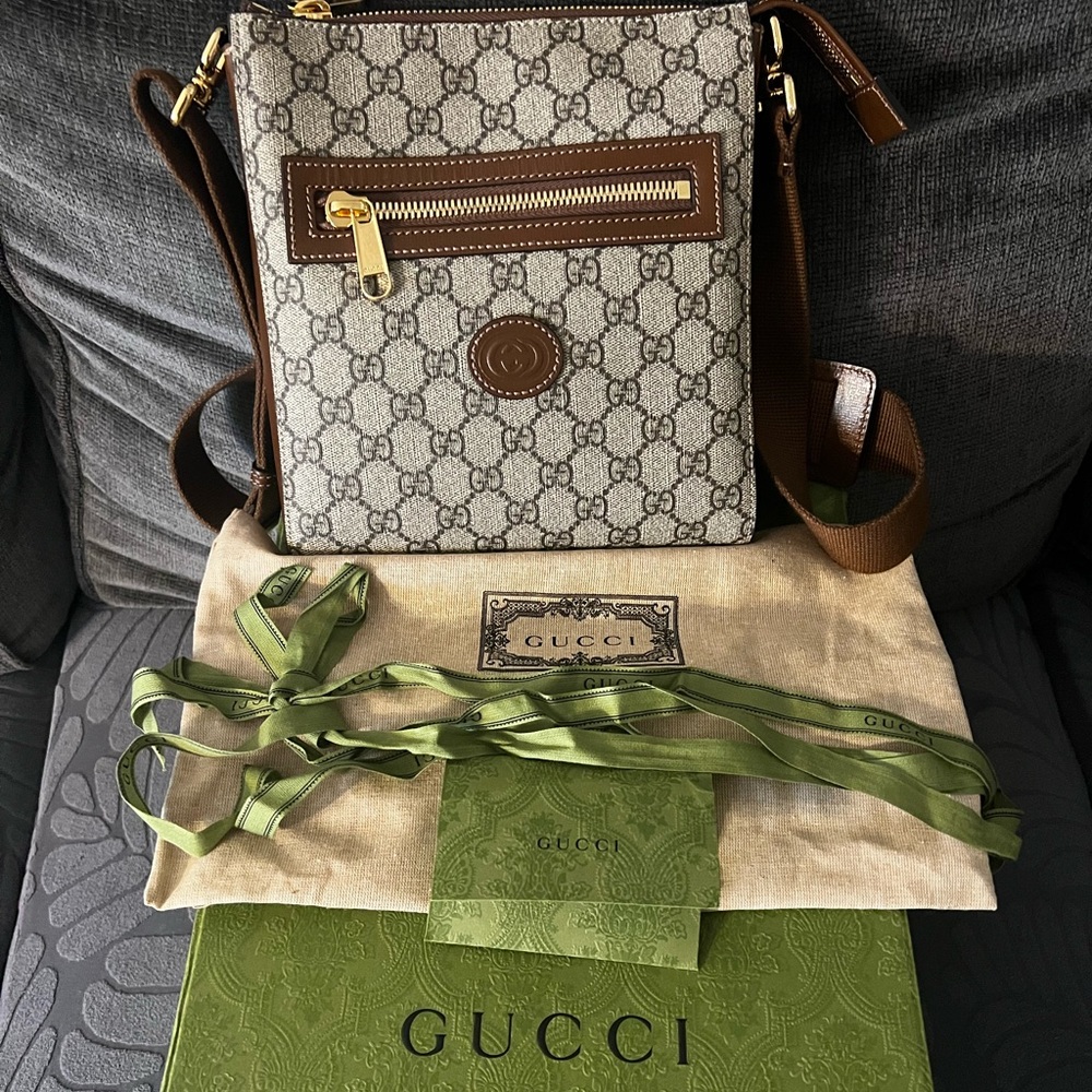 Gucci - GG Supreme Messenger